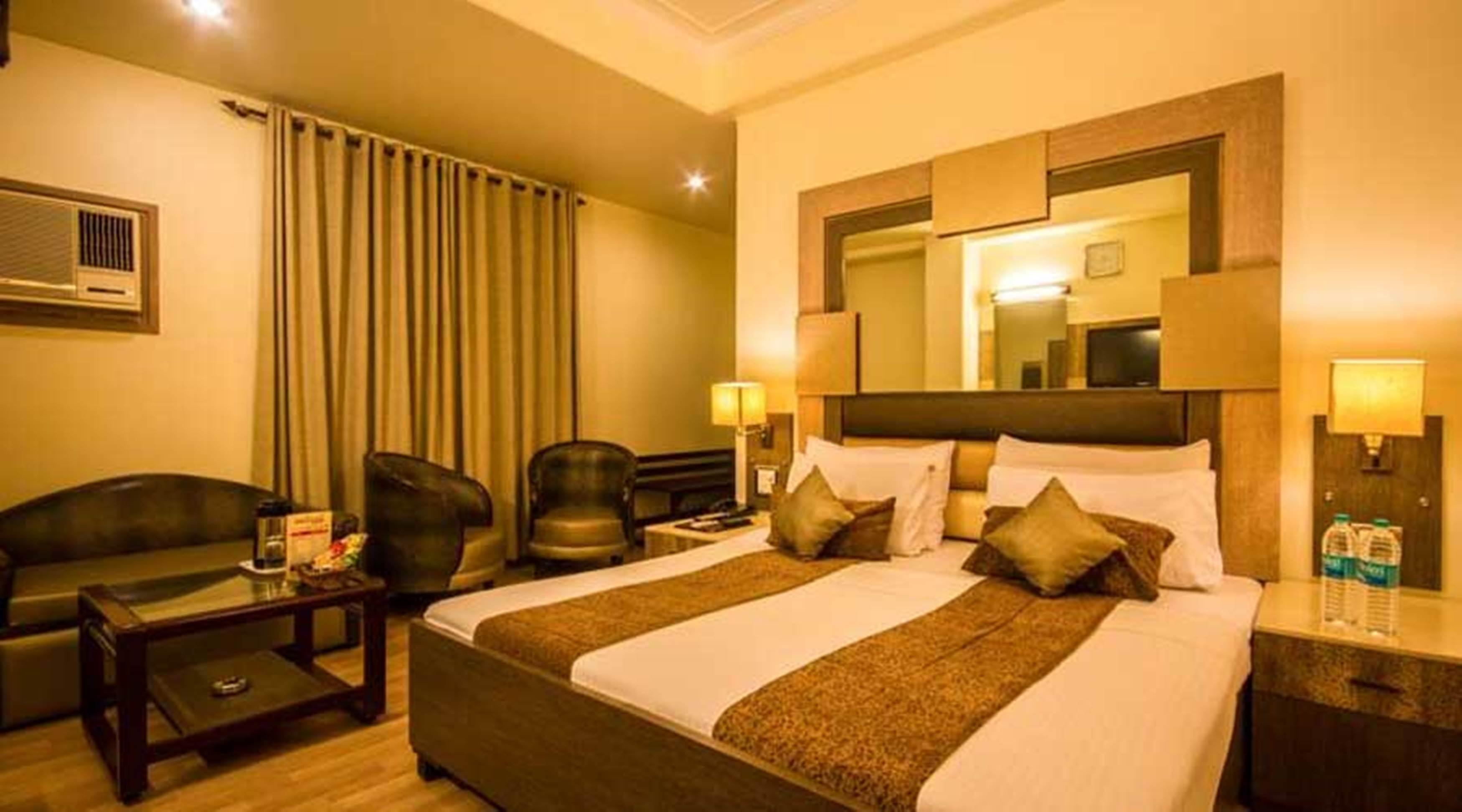 The Suncourt Hotel Yatri New Delhi Room photo